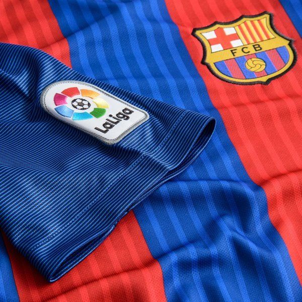 Detalle de la manga equipada con el parche oficial de La Liga en el jersey Nike Messi FC Barcelona Local 2016/17 (776850-481) de Futbol90MX