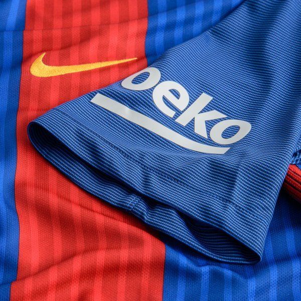 Detalle de la manga del jersey Nike Messi FC Barcelona Local 2016/17 (776850-481) en Futbol90MX, mostrando el logotipo institucional y de patrocinio "Beko" sobre el tejido azulgrana con tecnología Dri-FIT