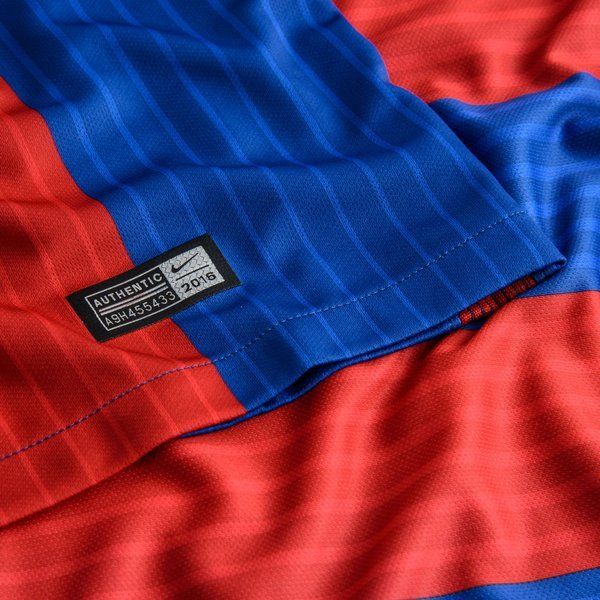 Primer plano de la etiqueta negro y plateado de autenticidad termosellada en el dobladillo inferior del jersey Nike Lionel Messi FC Barcelona Local 2016/17 (Ref. 776850-481) en Futbol90MX