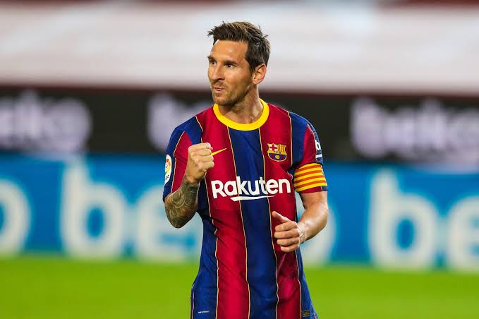 Lionel Messi con el brazalete de capitán celebrando en el campo portando el jersey de casa FC Barcelona 2020/21 en Futbol90MX