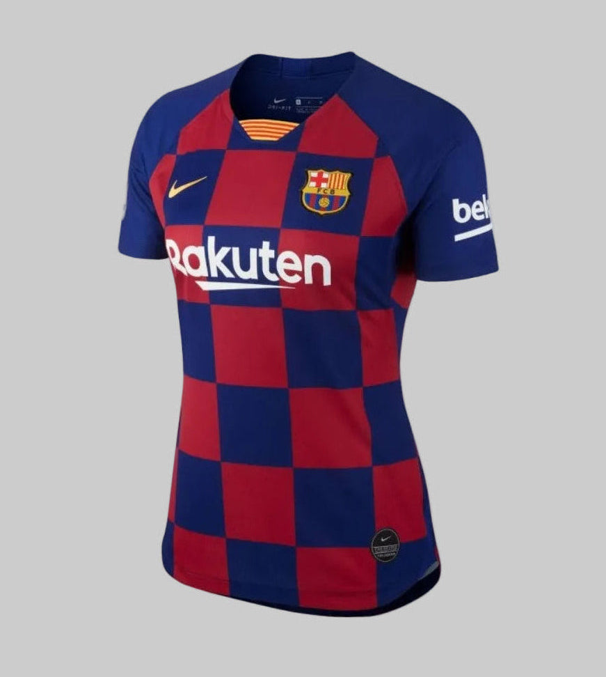 Vista frontal de la Camiseta Nike FC Barcelona de casa para mujer 2019/20 de Lionel Messi (Ref. AJ5748-456) con diseño gráfico ajedrezado en azul y grana en la Historical Archive Boutique de Futbol90MX