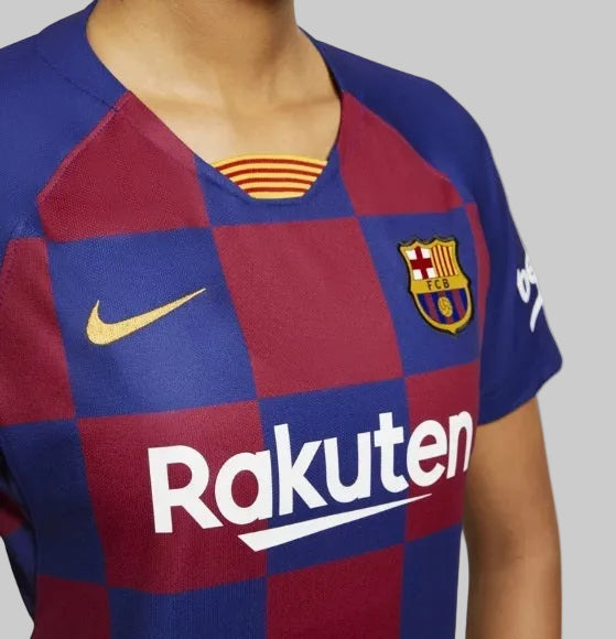 Detalle del patrocinador Rakuten, escudo institucional del FC Barcelona y el logotipo de Nike bordados en el jersey de casa para mujer 2019/20 de Messi  (Ref. AJ5748-456) en Futbol90MX