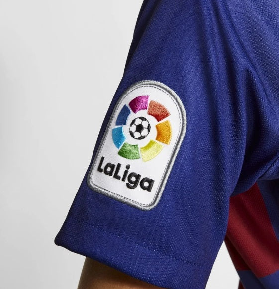 Detalle del parche oficial de LaLiga en la manga del jersey Nike Lionel Messi FC Barcelona de casa para mujer 2019/20 (Ref. AJ5748-456) en Futbol90MX