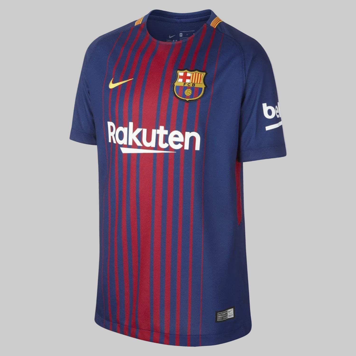 Detalle del nombre y número oficial juvenil 'MESSI 10' en tipografía dorada con el escudo del club integrado en la base del dorsal.