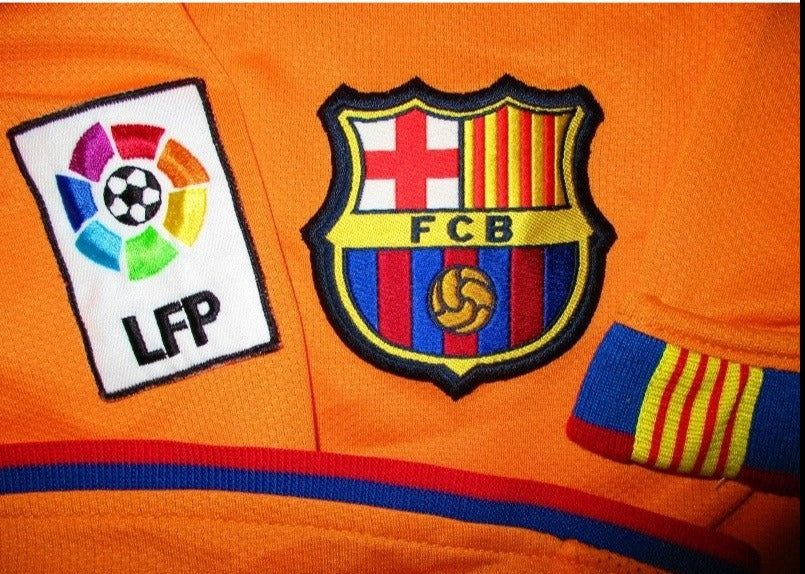 Escudo bordado del FC Barcelona y etiquetas BNWT originales del 2006.