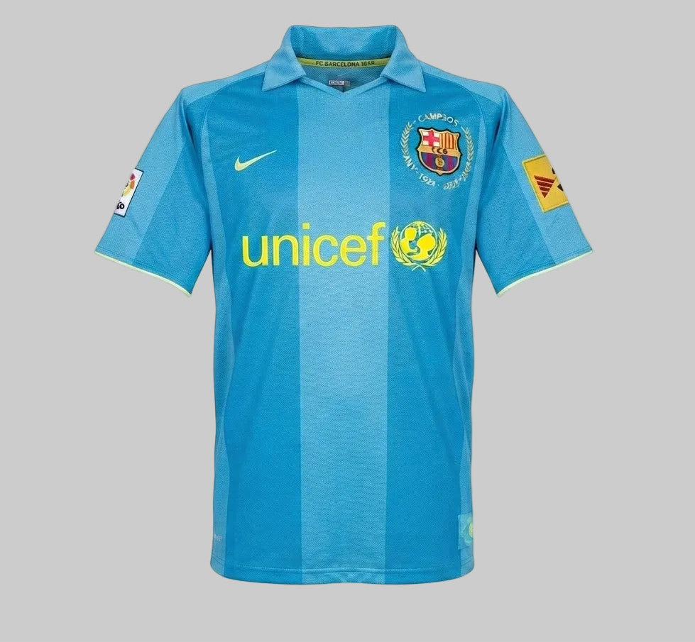 Vista frontal del Nike Lionel Messi FC Barcelona Away Jersey 2007/08 (Código: 237743-414) en color azul claro con franjas verticales, mostrando el logotipo de Nike, el escudo del club y el patrocinador en Futbol90MX.