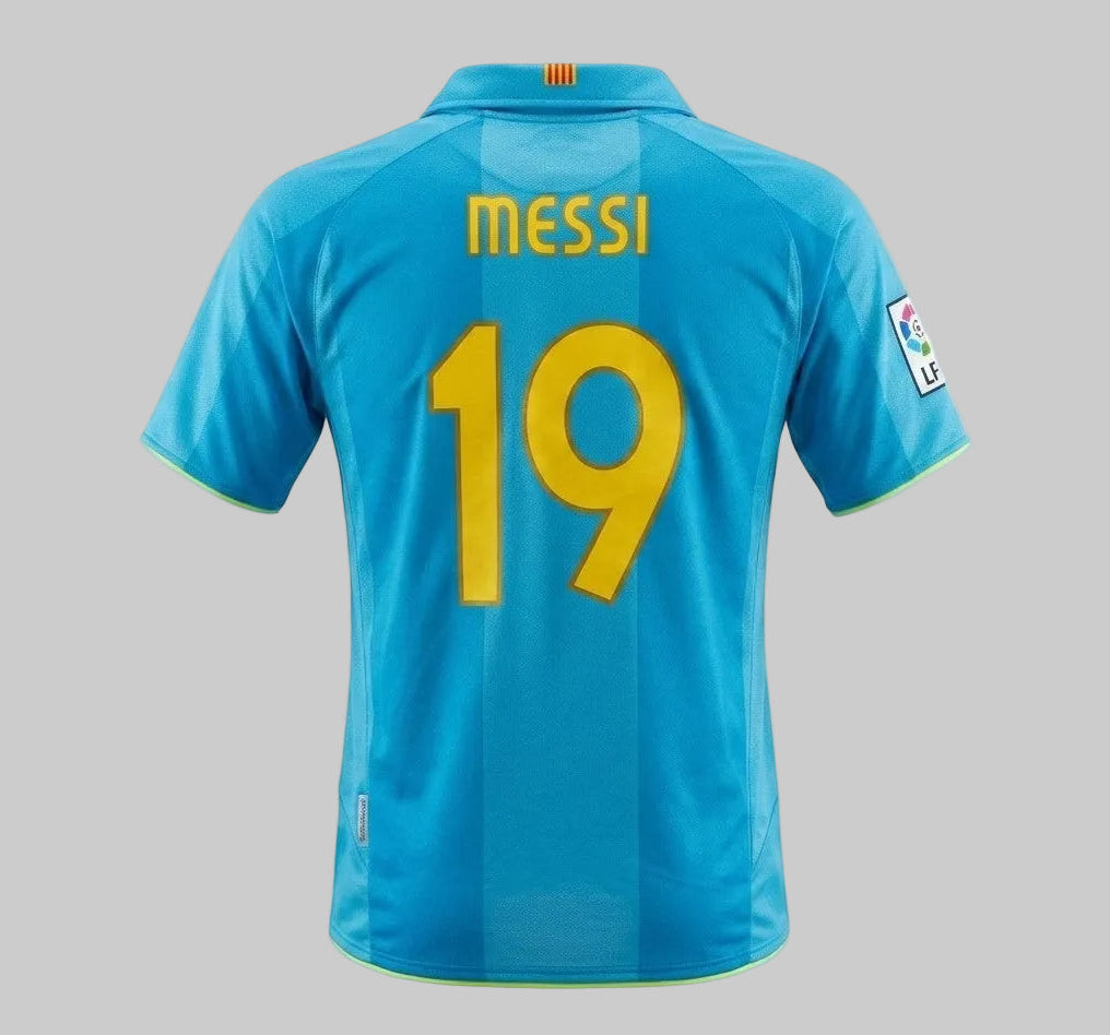 Vista trasera del Nike Lionel Messi FC Barcelona Away Jersey 2007/08 (Código: 237743-414) con el nombre MESSI y el número 19 en amarillo, con el detalle de la bandera catalana en el cuello en Futbol90MX.
