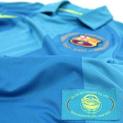 Vista de detalle del Nike Lionel Messi FC Barcelona Away Jersey 2007/08 (Código: 237743-414) que muestra un acercamiento a la etiqueta conmemorativa de la inauguración del Camp Nou y el escudo del club en Futbol90MX