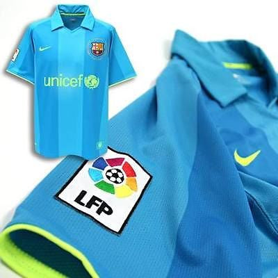 Vista de detalle del Nike Lionel Messi FC Barcelona Away Jersey 2007/08 (Código: 237743-414) que muestra en primer plano el parche oficial de la LFP en la manga y el jersey completo en miniatura de fondo en Futbol90MX.