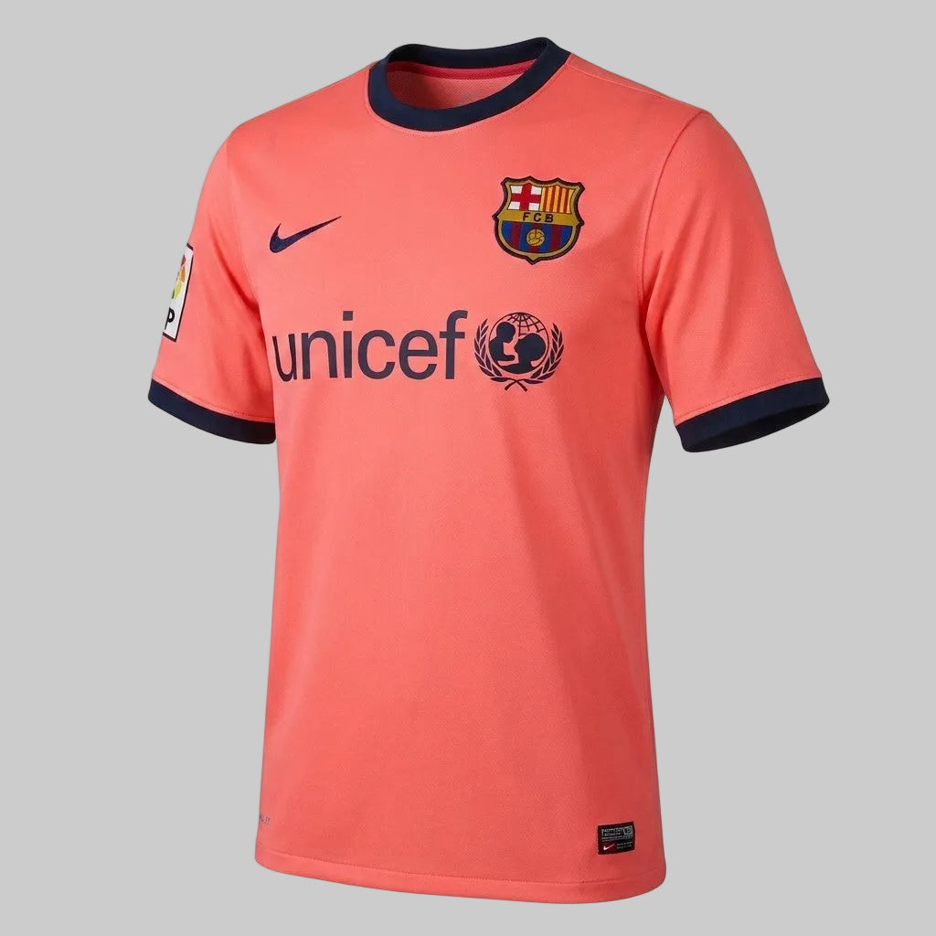 Vista frontal completa del jersey Nike Lionel Messi FC Barcelona de visita 2009/10 (Ref. 355020-870) en tono salmón Bright Mango con el logotipo de unicef y cuello redondo azul marino, stock Futbol90MX