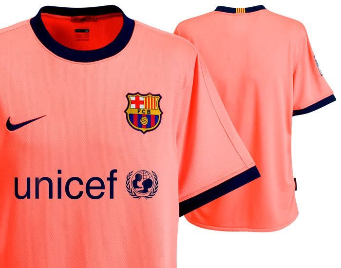 Primer plano del jersey Nike Lionel Messi FC Barcelona de visita 2009/10 (Ref. 355020-870) mostrando el escudo bordado, el patrocinador unicef y la vista posterior en tono Bright Mango en Futbol90MX