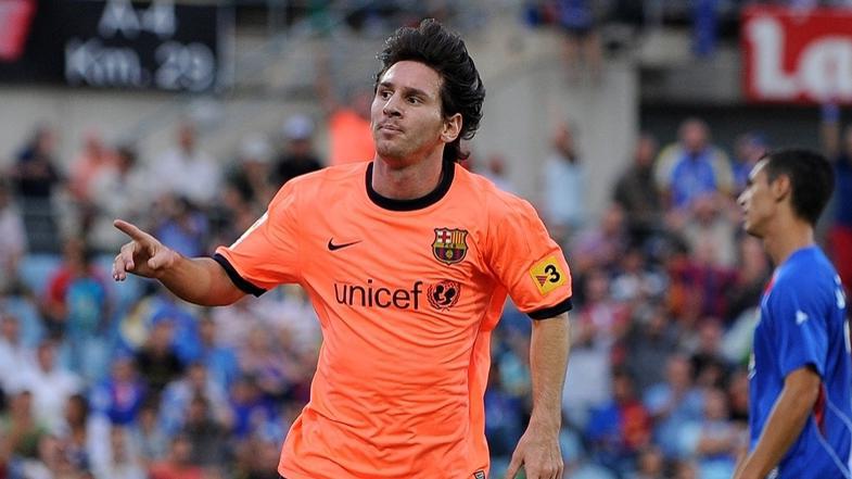 Lionel Messi celebrando en la cancha con la equipación visitante Nike FC Barcelona 2009/10 (Ref. 355020-870) en color Bright Mango y el parche de TV3 en Futbol90MX