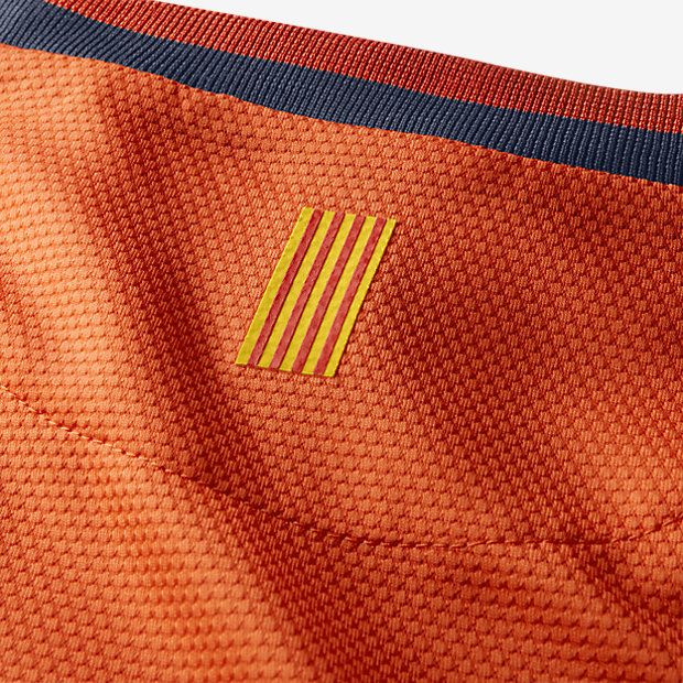 Detalle posterior del cuello mostrando los colores tricolor de la Senyera en el jersey Nike Messi FC Barcelona Visita 2012/13 (Ref. 478326-815) de Futbol90MX