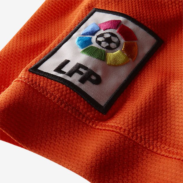 Detalle de la manga equipada con el parche oficial de competición en el jersey de visita Nike FC Barcelona 2012/13 de Lio Messi (Ref. 478326-815) de Futbol90MX