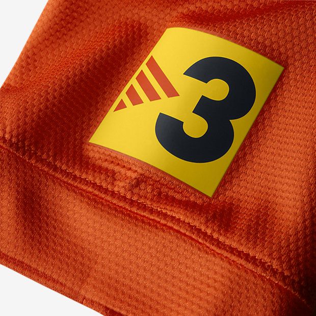 Detalle de la manga del jersey Nike Messi FC Barcelona de visitante 2012/13 (Ref. 478326-815) en Futbol90MX, mostrando el parche del patrocinador TV3 sobre el tejido texturizado