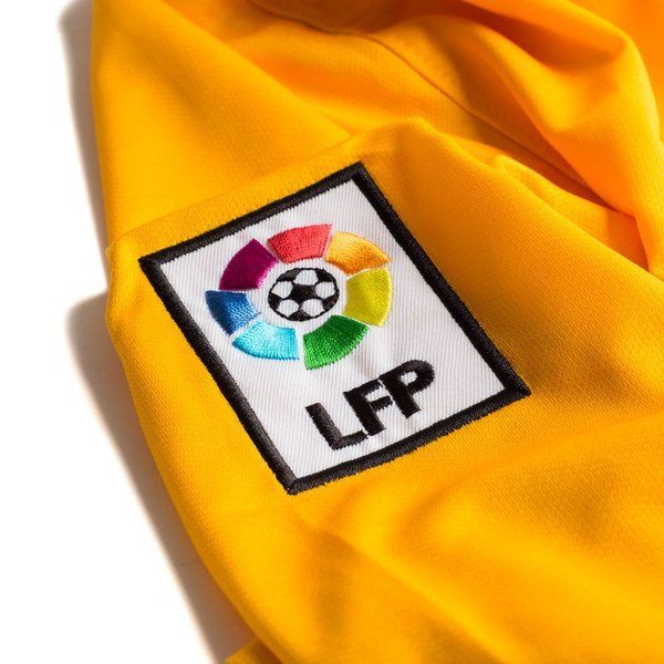 Detalle del parche oficial de La Liga LFP en jersey de Messi.