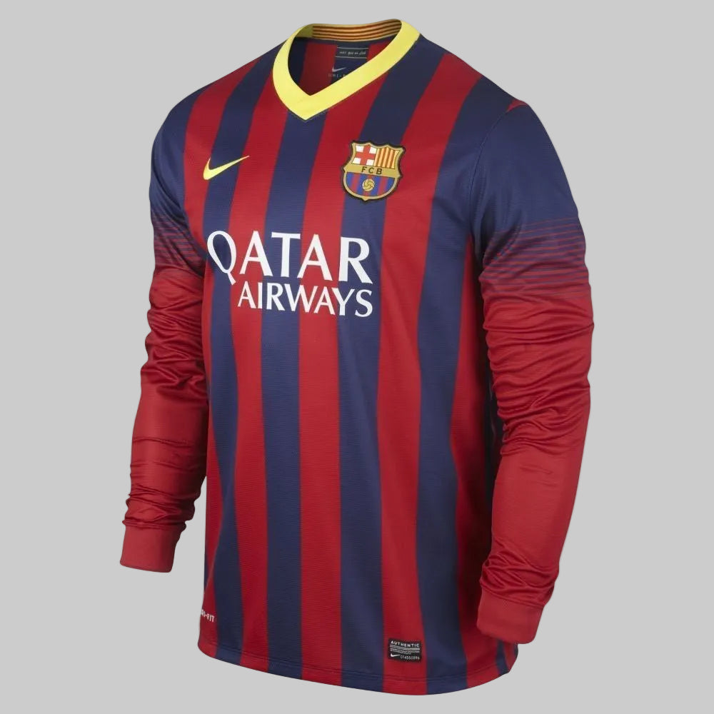 Vista frontal de tres cuartos del jersey Nike FC Barcelona Local Manga Larga 2013/14 Lionel Messi #10 (Ref. 547926-413) stock en la Historical Archive Boutique de Futbol90MX.