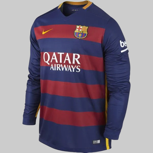 Vista frontal completa del jersey de local de manga larga de Lionel Messi del FC Barcelona 2015/16 (Ref. 658791-422), destacando las franjas horizontales, el escudo, el Swoosh de Nike, el patrocinador Qatar Airways y los parches de competición en la manga, disponible en Futbol90MX