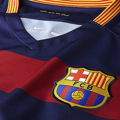 Un primer plano del pecho y el cuello de un jersey de Messi de local del FC Barcelona 2015/16, que muestra el escudo del club bordado, el logotipo de Nike Swoosh, la etiqueta de tecnología Dri-FIT y la franja roja y azul, stock Futbol90MX