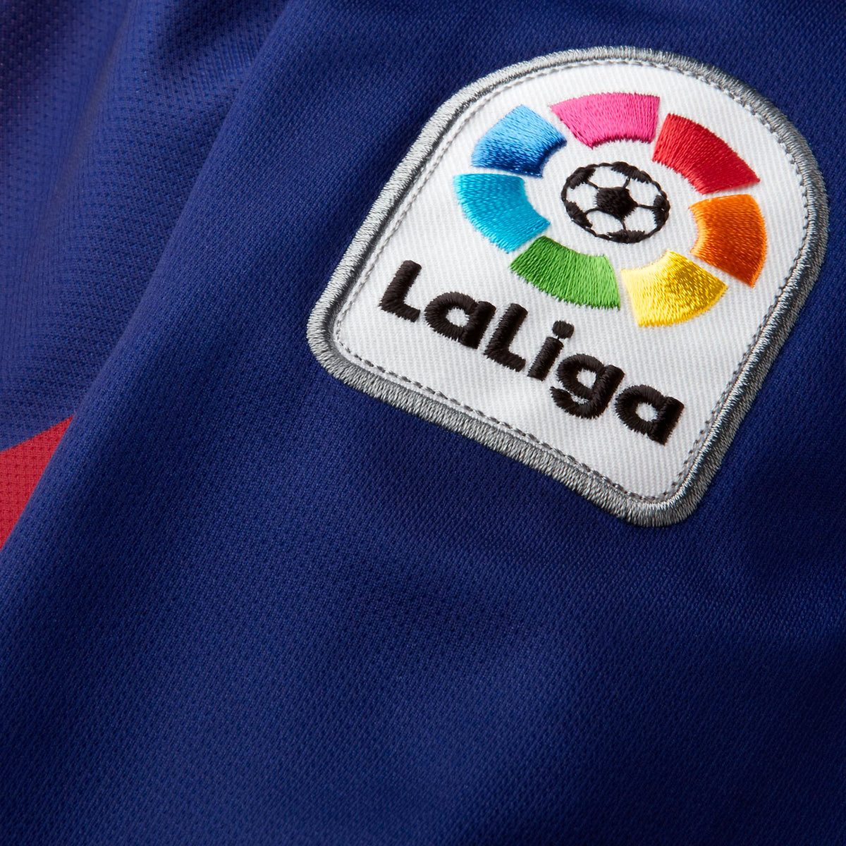 Primer plano de los parches oficiales de LaLiga en la manga del jersey home de manga larga del FC Barcelona 2019/20 de Lionel Messi, disponible en Futbol90MX