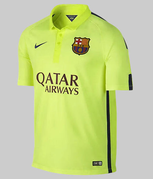 Vista frontal completa del jersey Nike Lionel Messi FC Barcelona tercero UEFA Champions League 2014/15 (Ref. 631192-711) en tono amarillo Volt con el patrocinador Qatar Airways y cuello polo en Futbol90MX