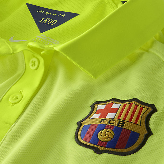 Detalle del escudo bordado, cuello polo abotonado y la etiqueta interior con el año de fundación 1899 del jersey Nike Lionel Messi FC Barcelona UCL 2014/15 (Ref. 631192-711) en Futbol90MX