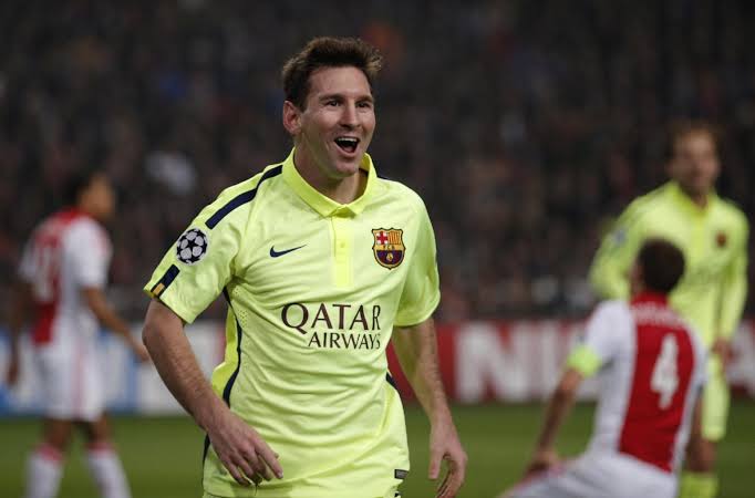 Lionel Messi sonriendo y celebrando en el terreno de juego con la equipación Nike tercera del FC Barcelona UEFA Champions League 2014/15 (Ref. 631192-711) en Futbol90MX
