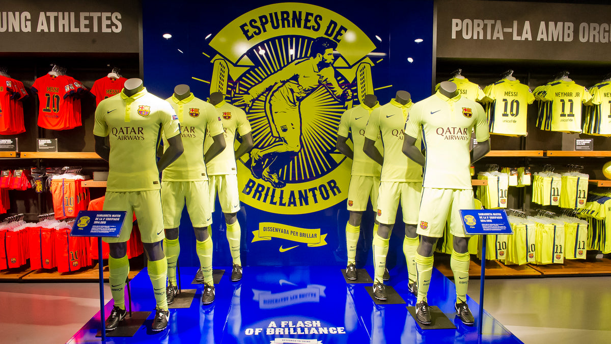 Exhibición oficial en tienda bajo el lema "A Flash of Brilliance" de los kits Nike terceros completos en tono Volt del FC Barcelona UEFA Champions League  2014/15 (Ref. 631192-711) en Futbol90MX