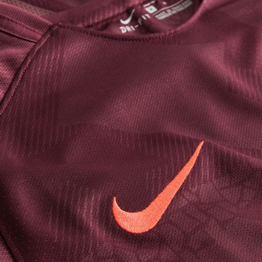 Primer plano del cuello interno con la tecnología Nike Dri-FIT y el logotipo Swoosh bordado en tono naranja del jersey de Messi del FC Barcelona UCL 2017-18 (Código: 847253-683) en Futbol90MX.