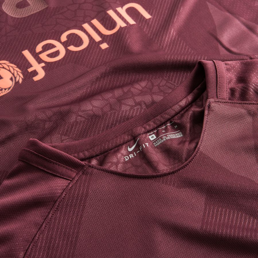 Vista cercana del cuello interno, etiquetas de fabricación y detalles de la tipografía trasera con el logotipo de Unicef del jersey alternativo UCL de Messi 2017/18 (Código: 847253-683) en Futbol90MX