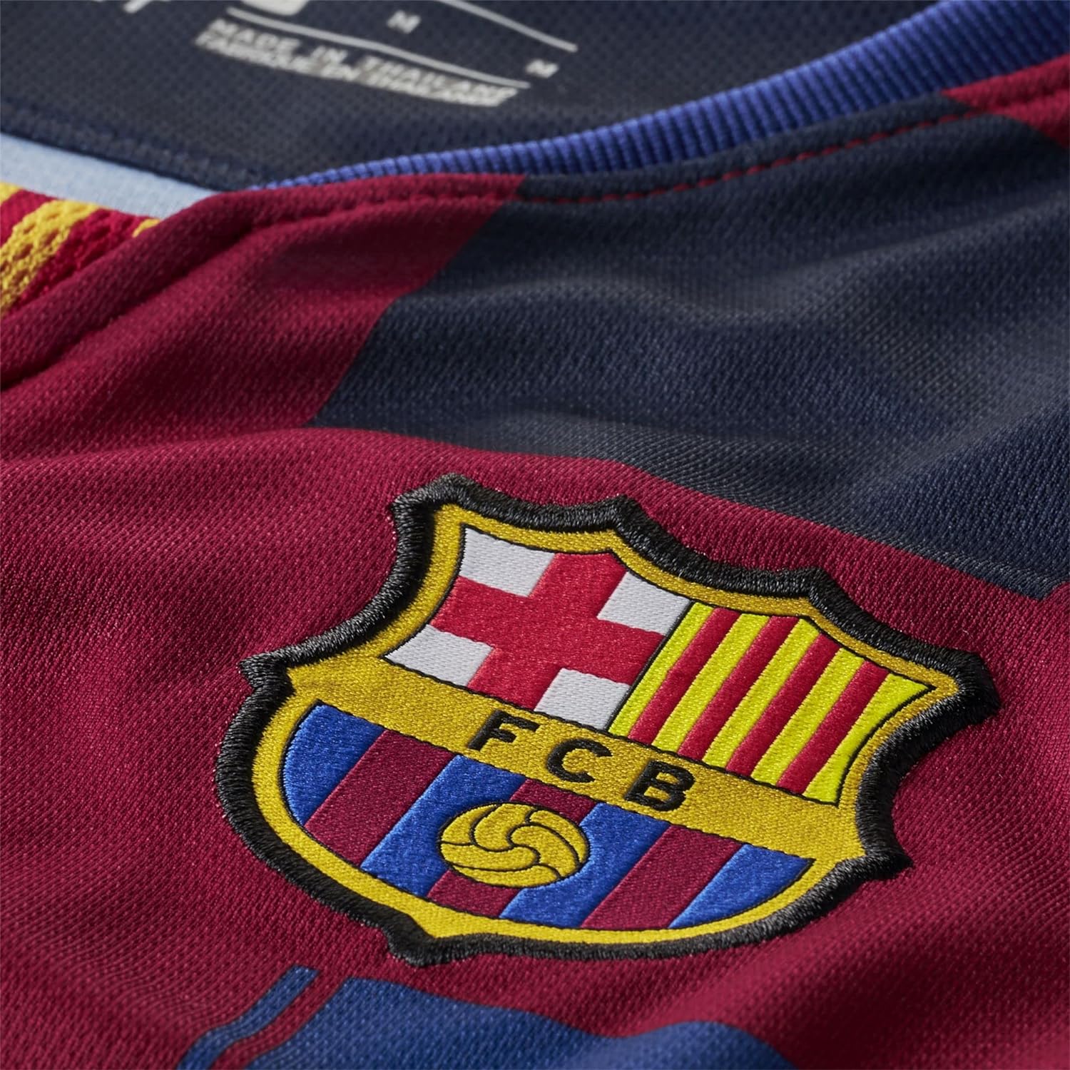 Acercamiento al escudo bordado del jersey FC Barcelona con etiquetas originales de Nike con código de autenticidad 942998-456, garantizando el estatus Deadstock de la pieza.
