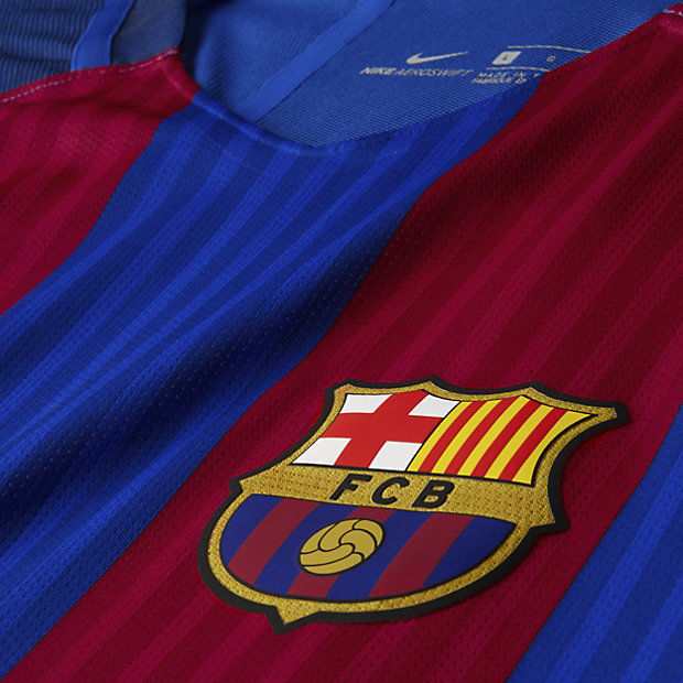 Primer plano del escudo del FC Barcelona y la tecnología Nike Aeroswift en el pecho del jersey Vapor Match Player Issue de Local UCL 2016/17 de Messi, (Ref. 776849-480), stock  Futbol90MX