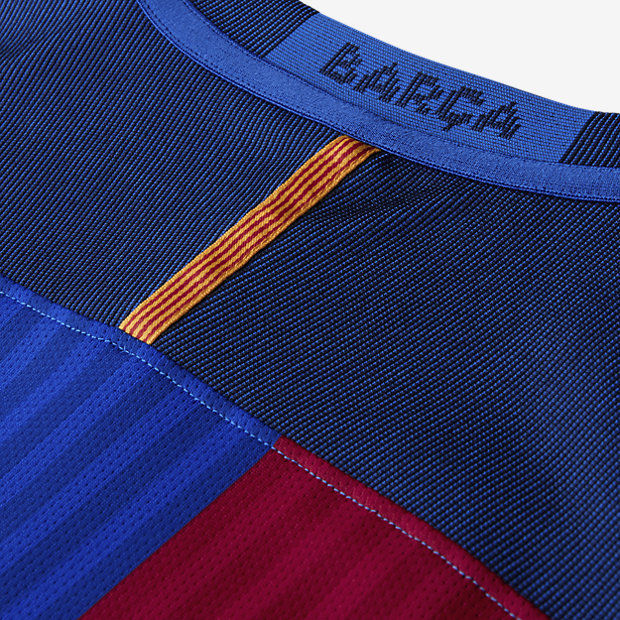 Detalle de la parte posterior del cuello con la inscripción "Barça" y la franja con la bandera de Cataluña en el jersey (Ref. 776849-480) Nike Messi FC Barcelona Vapor Match Player Issue Local UEFA Champions League 2016/17 de Futbol90MX