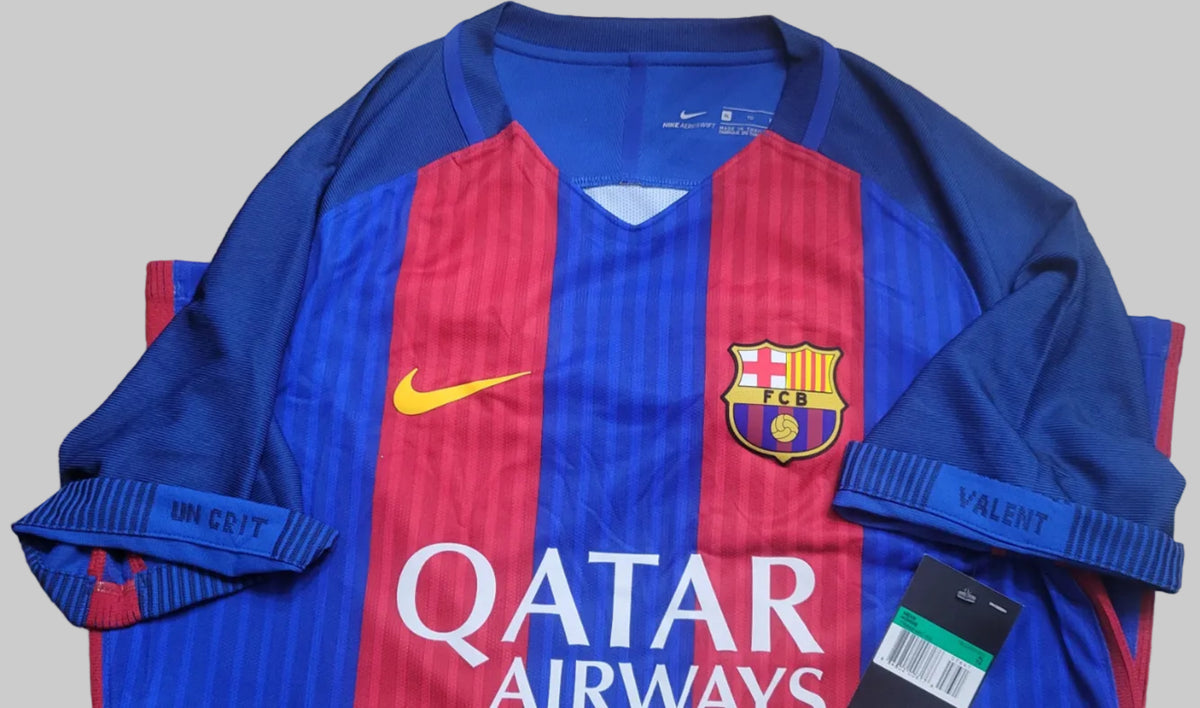 Primer plano del escudo termosellado del FC Barcelona, el logotipo de Nike y el patrocinio frontal "Qatar Airways" en el jersey de Messi FC Barcelona Vapor Match Player Issue Local UCL 2016/17 (Ref. 776849-480) de Futbol90MX