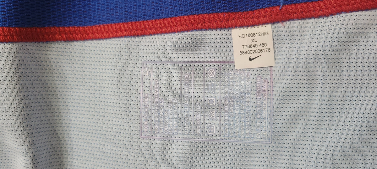 Detalle de la etiqueta de lavado interna impresa y el código de fábrica (776849-480) del jersey Vapor Match Player Issue Nike Lionel Messi FC Barcelona Local UCL 2016/17 en Futbol90MX