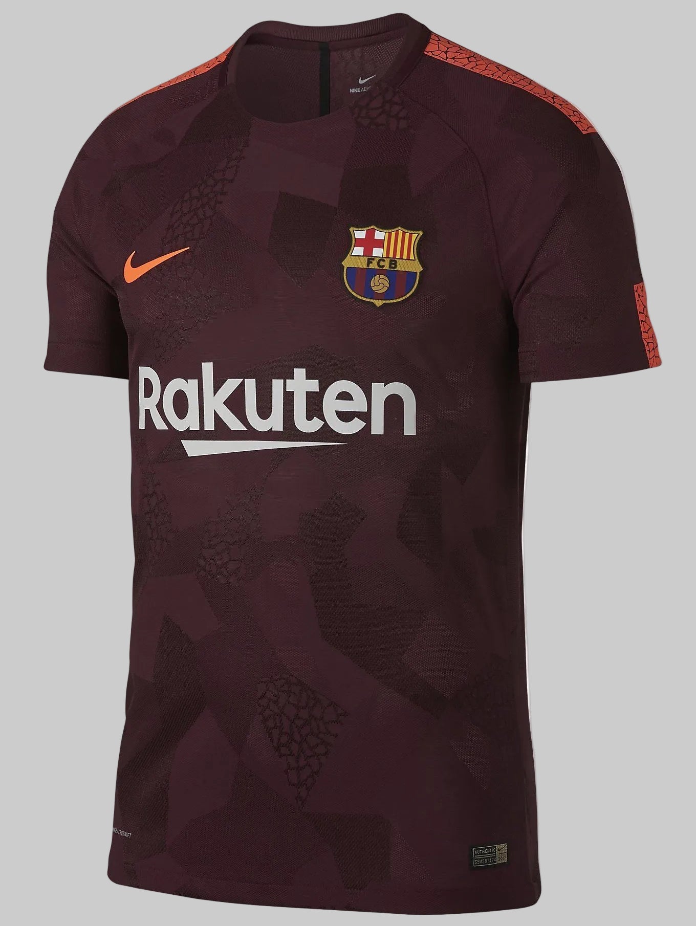 Detalle frontal del jersey alternativo del FC Barcelona 2017/18 que muestra el escudo del club termosellado, el Swoosh de Nike y el patrocinador Rakuten sobre el patrón geométrico granate (Código: 847188-683), disponible en Futbol90MX