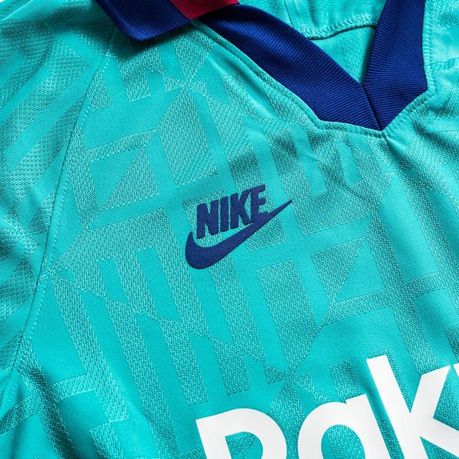 Detalle del logotipo Nike Futura y el cuello en V de la camiseta Nike FC Barcelona Vapor Match Tercero UEFA Champions League 2019/20 de Lionel Messi (Ref. AR9343-310) en Futbol90MX