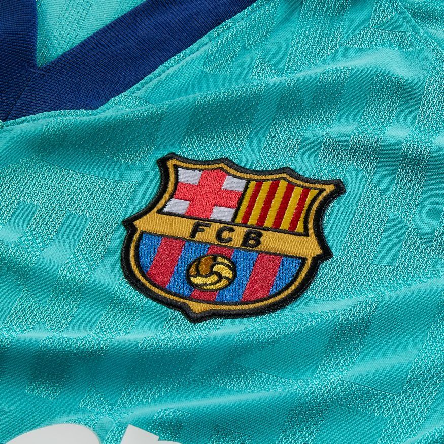 Detalle en primer plano del escudo del FC Barcelona y la trama geométrica en relieve de la camiseta Vapor Match Tercera UCL 2019/20 de Messi (Ref. AR9343-310) en Futbol90MX