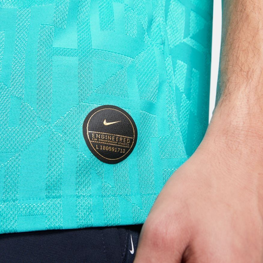 Detalle de la etiqueta de autenticidad dorada y termosellada en el dobladillo del jersey Nike Vapor Match Tercero UCL 2019/20 de Lio Messi (Ref. AR9343-310) en Futbol90MX