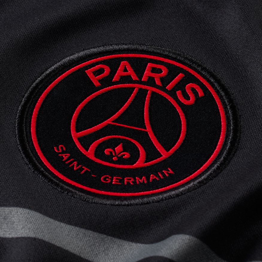 Acercamiento al escudo bordado en el Jersey Nike Messi PSG Tercero 2021-22, en Futbol90MX
