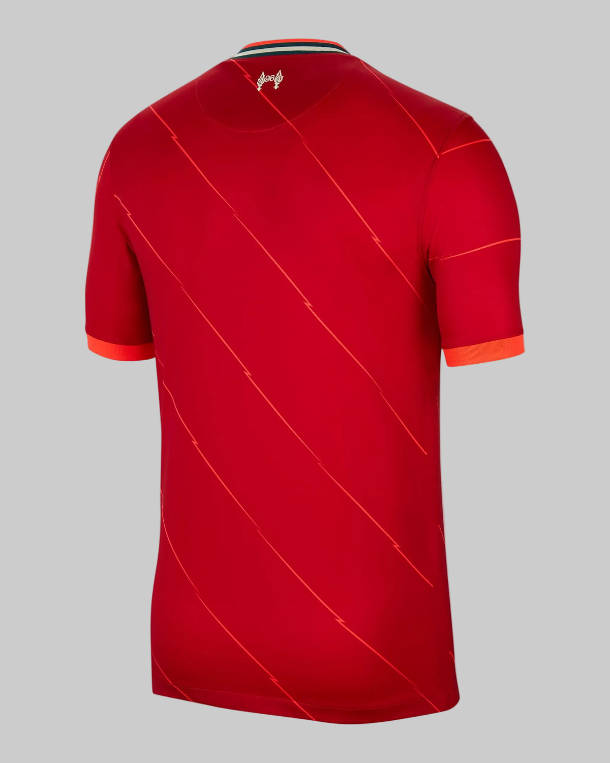 Vista dorsal del jersey Nike local del Liverpool FC 2021-22 (DB2560-688), destacando el diseño rojo limpio con líneas sutiles y el detalle conmemorativo '96' en la parte superior del cuello, stock Futbol90MX