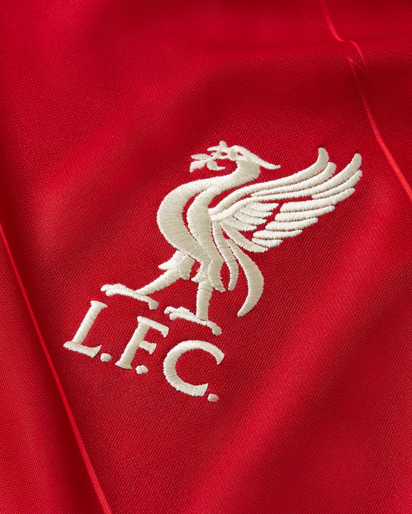 Vista cercana del logotipo bordado del jersey Nike del Liverpool FC local 2021-22 (DB2560-688), certificado por Futbol90MX