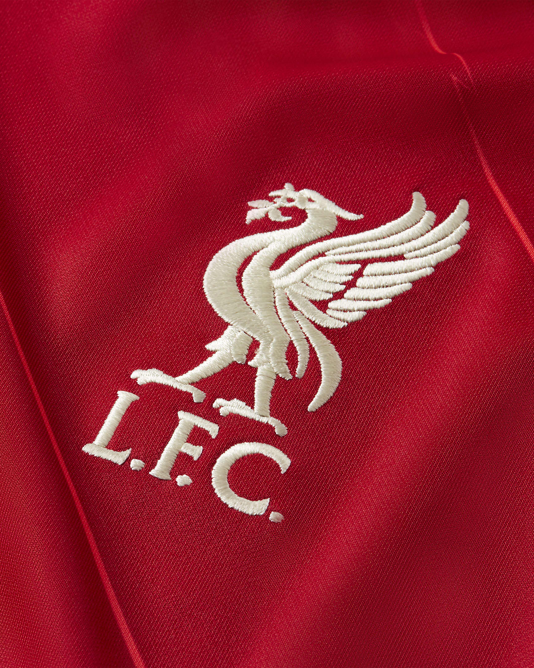 Vista cercana del logotipo bordado del jersey Nike del Liverpool FC local 2021-22 (DB2560-688), certificado por Futbol90MX