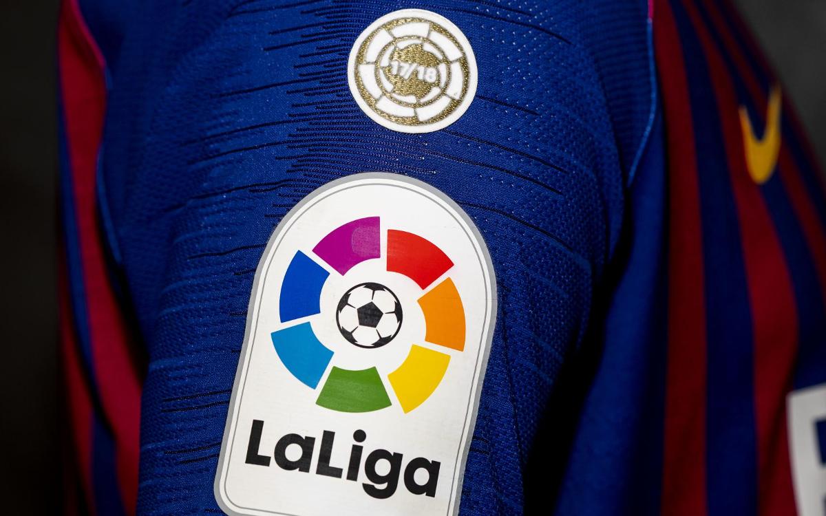 Detalle de las mangas con los parches oficiales de La Liga y campeón 17/18 del jersey Nike FC Barcelona Authentic Vapor Match Home 2018/19 de Luis Suarez, codigo 894417-456, en Futbol90MX