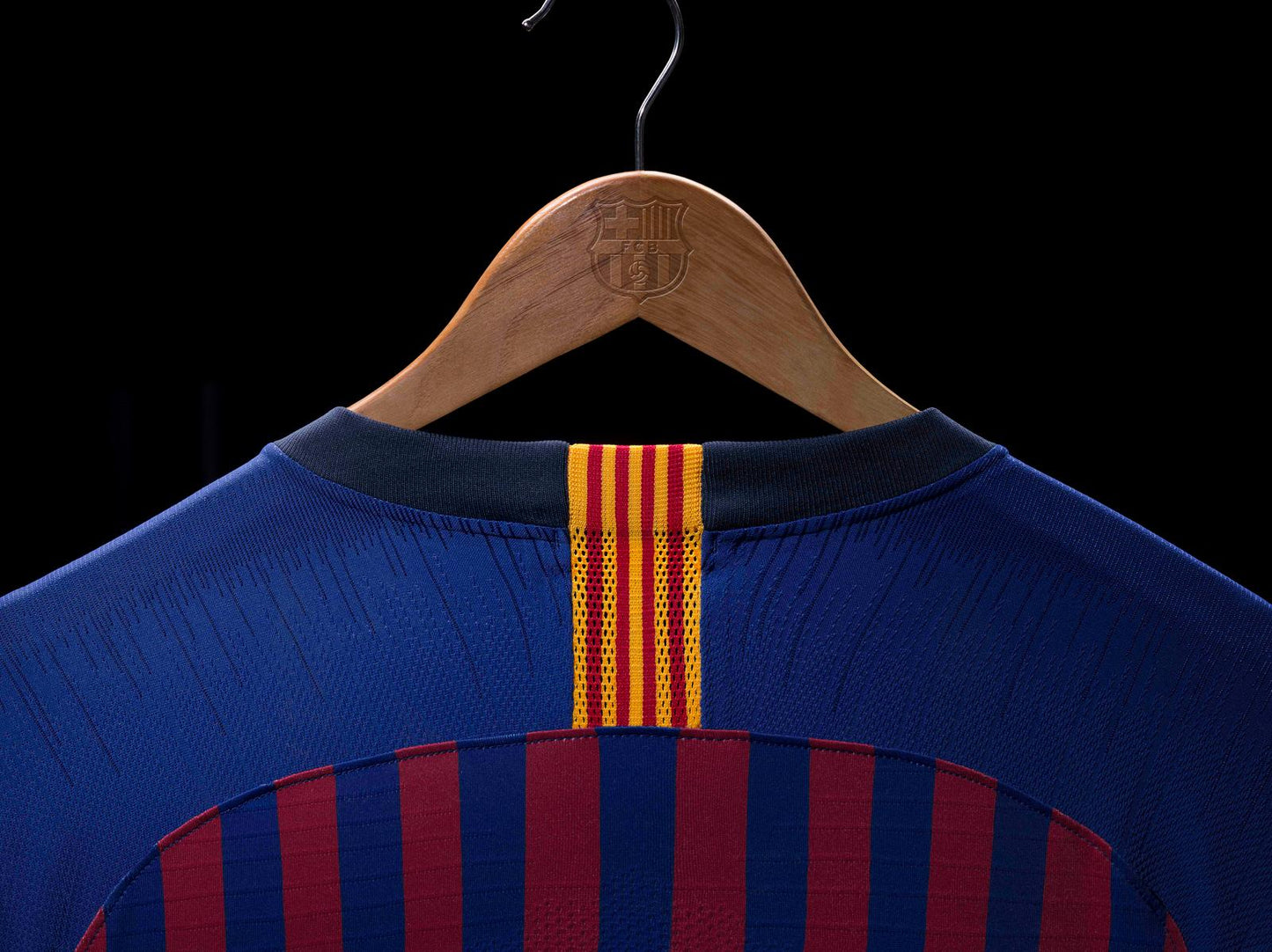 Detalle del cuello y la Senyera catalana en la parte posterior del jersey Nike FC Barcelona 2018/19 de Luis Suárez, stock Futbol90MX