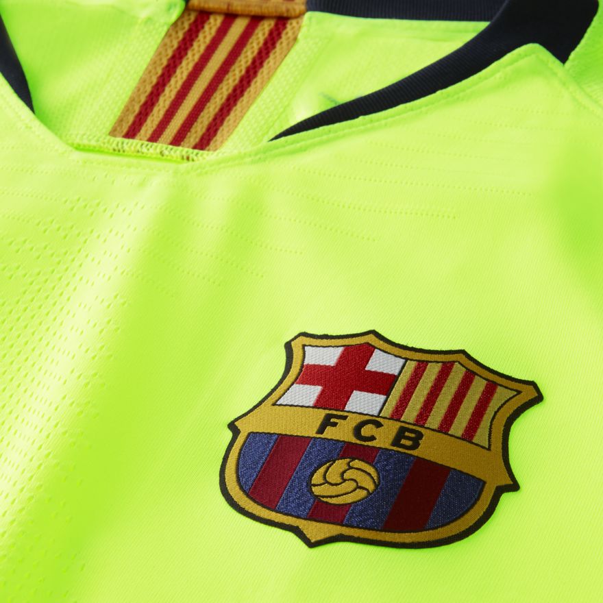 Primer plano del escudo del FC Barcelona bordado y el detalle de la Senyera catalana en el cuello del jersey Nike Vapor Match Away 2018/19 de Luis Suarez, en Futbol90MX