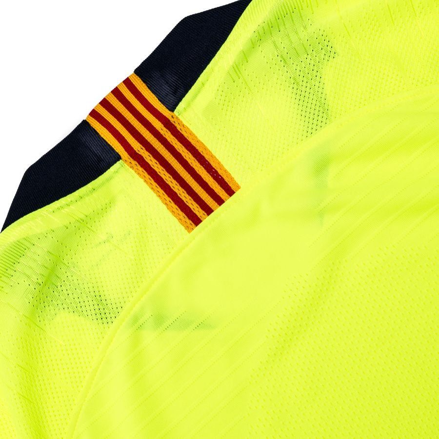 Detalle posterior del cuello con la franja de la Senyera y el tejido técnico transpirable Nike VaporKnit del jersey de visita Authentic Vapor Match FC Barcelona 2018/19 de Suarez # 9