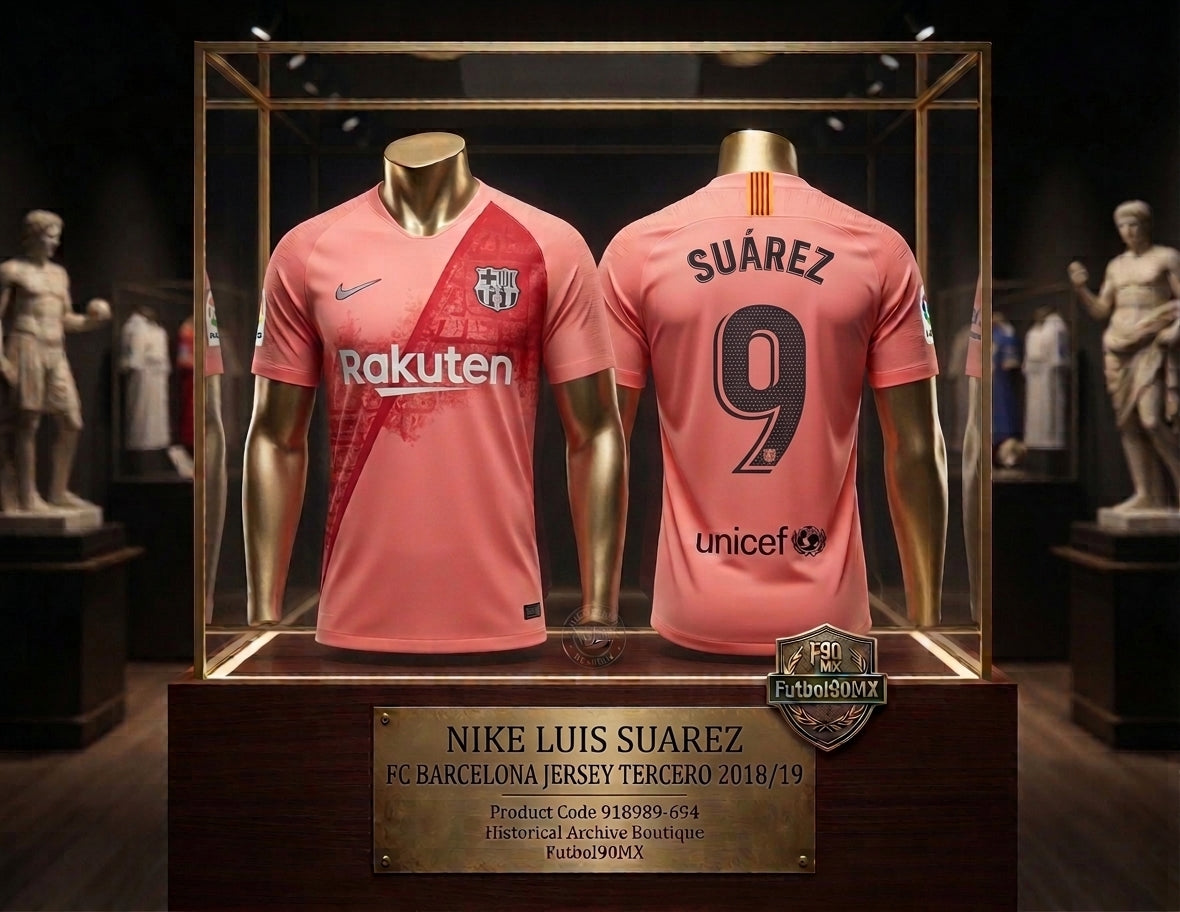 Vista de Exhibición museística de archivo del Nike Luis Suarez FC Barcelona Third Jersey 2018/19 (Ref. 918989-694) en la Historical Archive Boutique de Futbol90MX