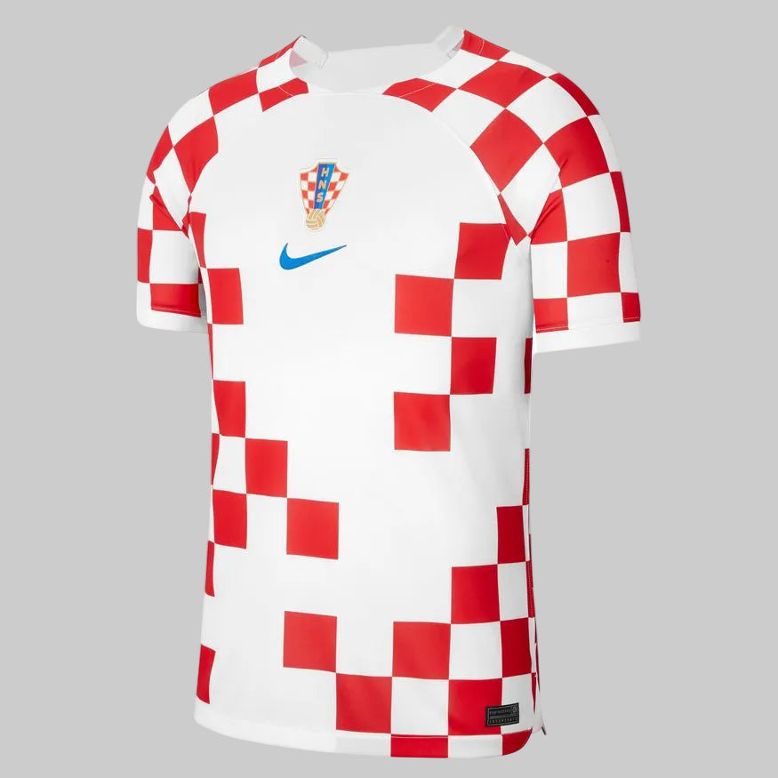 Vista frontal del jersey de local de Croacia 2022 con el dorsal oficial “10” y escudo de la federación. Producto nuevo con etiquetas, calidad de archivo en Futbol90MX