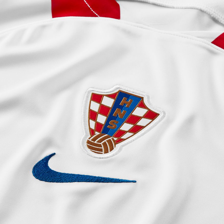 Primer plano del escudo de la Federación Croata (HNS) bordado sobre el icónico patrón de ajedrez rojo y blanco del Jersey Nike de Modric de Croacia de Local Mundial 2022